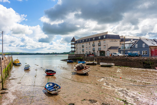 Yougal fishing port at low tide, where boats and fishing boats are stranded.