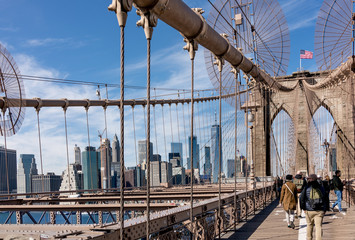 Naklejka premium Widok wieżowców Manhatten ze słynnego mostu Brooklyn w Nowym Jorku.