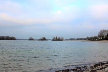 LAC DES EAUX BLEUES ET SES OISEAUX - MIRIBEL JONAGE - RHONE