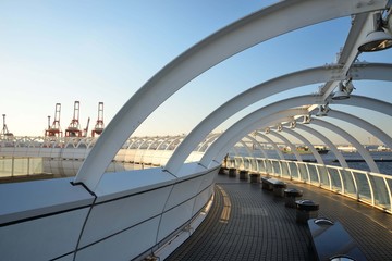 Fototapeta premium 横浜港シンボルタワーから見えるクレーン