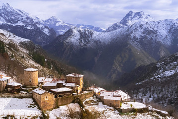 Aldea medieval de Bandujo en invierno, Proaza, Asturias, España.