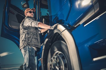 Obraz na płótnie Canvas Trucker and the Modern Truck