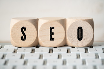 Würfel mit Akrnym SEO auf Tastatur