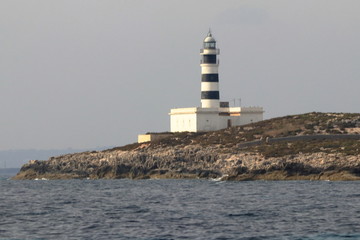 Faro sull'isola di Mallorca visto dal mare
