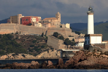 Ibiza con il suo faro, vista dal mare