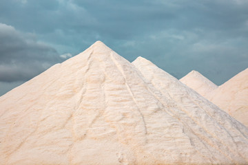 Zu einem Berg aufgehäuftes Salz mit blauem Himmel