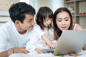 Obraz premium Family looking laptop at home