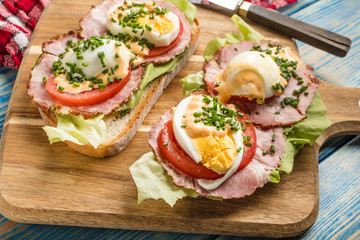 Sandwich with tomatoes, eggs and lettuce.