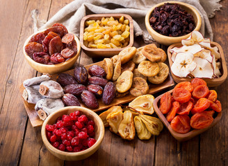 fruits secs sur table en bois, vue de dessus
