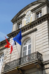 Ville d'Avranches, façade de l'hôtel de Ville et drapeaux, département de la Manche, France
