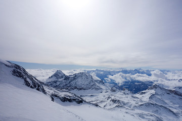 Fototapeta na wymiar Wunderschöne Aussicht über die schweizer Alpen