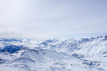 Fototapeta na wymiar Traumhafter Blick über die verschneiten Alpen