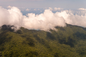 Wolken am Bergkamm bei Cairns mit Regenwald