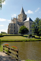 Abbaye de Cerizy-la-For&ecirc;t, perle de l&rsquo;art roman, fond&eacute;e en 1032, barri&egrave;re et g&eacute;raniums rouges, d&eacute;partement de la Manche, France	