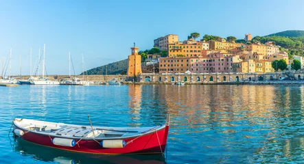 Fotobehang Rio Marina dorp en haven, Elba eilanden, Toscane, Italië © Serenity-H