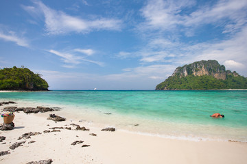 Fototapeta na wymiar Tub island, twin sea beautiful beach with crystal clear water at krabi, Thailand.