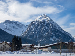 Vue sur les massifs enneigés du Sonnjoch, Dristenkopf et Bettlerkarspitze depuis Pertisau en Autriche