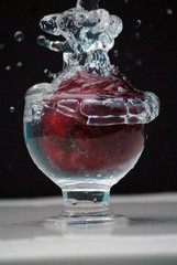 Copa con agua y frutas