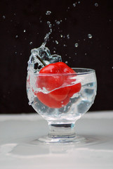 Copa con agua y frutas
