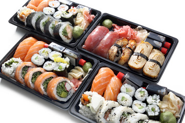 Naklejki  Sushi.  Kompozycja tacek z rolkami sushi na białym tle.