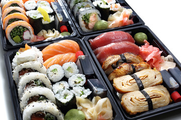 Zestaw sushi. Kompozycja tacek z rolkami sushi na białym tle. - obrazy, fototapety, plakaty
