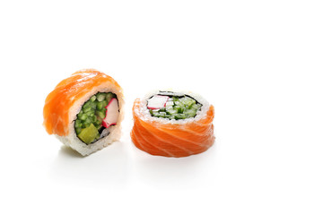 Maki, sushi z łososiem paluszkiem krabowym, ogórkiem i awokado.  Rolka sushi na białym tle.