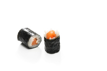 Sushi z łososiem. Rolka sushi na białym tle.
