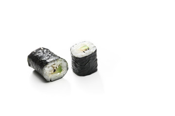 Sushi z awokado. Rolka sushi na białym tle.