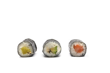 Hosomaki, kompozycja sushi z łososiem, z awokado i z ogórkiem. Rolka sushi na białym tle.