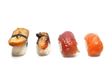 Sushi nigiri  z łososiem, z tuńczykiem, z grillowanym węgorzem, z japońskim omletem na białym tle.
