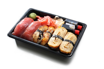 Nigiri z omletem japoński, tuńczykiem i węgorzem Tacka sushi na białym tle.