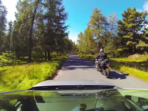 Fahrt in den Cairngorms / Schottland, A 939, Motorradfahrer &uuml;berholt