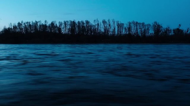Donau Flu&szlig;fahrt, Ufer zieht vorbei, Abendd&auml;mmerung entlang der Auen