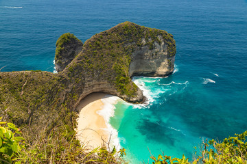 The famous cliff view over Kelingking Beach in Nusa Penida, Bali, Indonesia