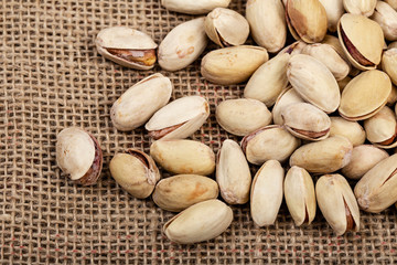 Pistacchi posati su sacco di juta