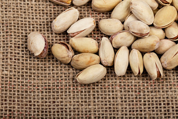 Pistacchi posati su sacco di juta