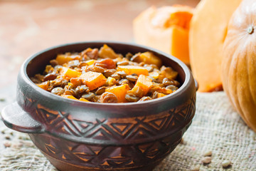 Spicy curry with green lentils, pumpkin and raisins
