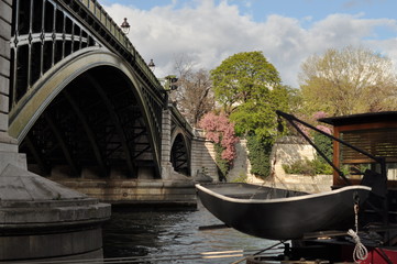 vue sur la Seine à Paris avec pont et bateau