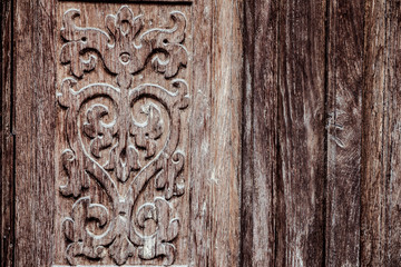 Décoration sculptée sur une porte en bois