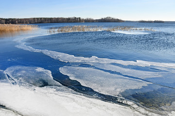 Obraz premium Natural monument - lake Uvildy in late autumn in clear weather, Chelyabinsk region. Russia