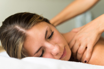 Obraz premium Young woman having a massage in a spa