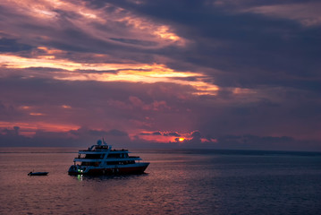 Obraz premium Luxury yacht in the Maldives at sunset