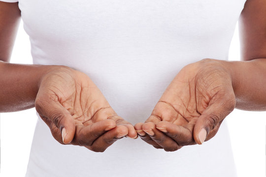 femme noire africaine jeune tenant ses mains en coupe 