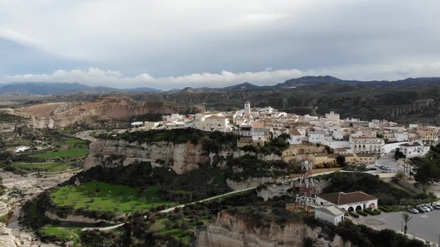 Pueblo al borde de un acantilado. Vista a&eacute;rea. Drone video 4k