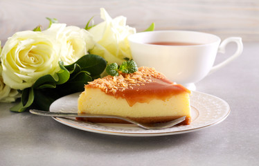 Caramel topping cheese cake slice