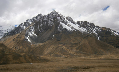 Schneebedeckter Berg aus grauem Vulkanstein in Peru