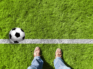 Piłka nożna na trawie jako panoramiczne tło - obrazy, fototapety, plakaty