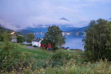 Nachtstimmung in Tresfjord