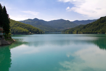 Fototapeta na wymiar Lago del Brugneto, Liguria
