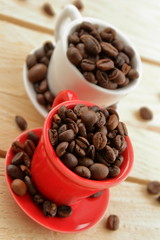 chicchi di caffè dentro tazzine di ceramica